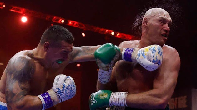 Boxe : Usyk fait tomber Fury après un combat intense