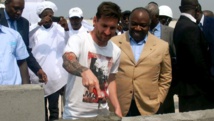 Can 2017, Gabon: Ali Bongo et Lionel Messi posent la première pierre du stade de Port Gentil Can 2017, Gabon: Ali Bongo et Lionel Messi posent la première pierre du stade de Port Gentil