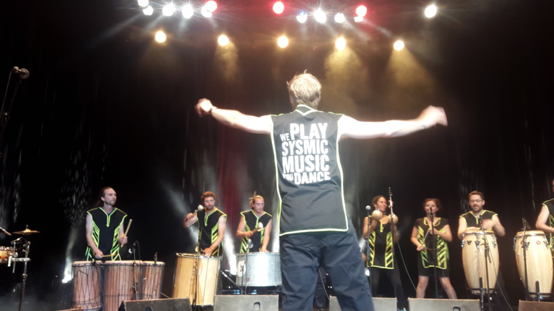 VIDEOS Doudou Ndiaye Rose en danger: Un tambour major blanc en passe de le détroner VIDEOS Doudou Ndiaye Rose en danger: Un tambour major blanc en passe de le détroner