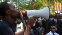 En 2012, lors d'une visite à l'université Omar Bongo, le président gabonnais Ali Bongo avait été interpelé par des étudiants sur le versement des bourses. Cette fois, ce sont les enseignants qui sont en grève. AFP PHOTO / CELIA LEBUR