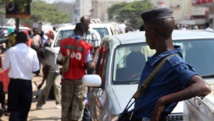 Un policier dans une rue de Bujumbura, le 6 juillet 2015. AFP PHOTO / Landry NSHIMIYE