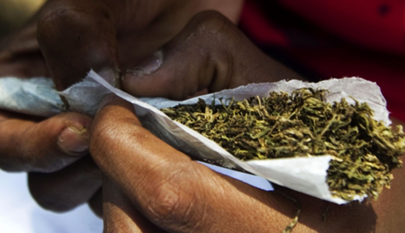 Offre ou cession de drogue : Pape Abdou Faye condamné à 3 mois de prison ferme, ses amis écopent 7 jours fermes Offre ou cession de drogue : Pape Abdou Faye condamné à 3 mois de prison ferme, ses amis écopent 7 jours fermes