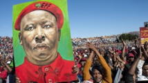 Portrait de Julius Malema brandi par ses partisans de l'EFF pour les deux ans du parti, dans l'Olympia Park Stadium de Rutenburg, le 25 juillet 2015. AFP PHOTO/STEFAN HEUNIS