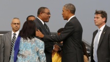 A son arrivée en Ethiopie, le 26 juillet 2015, le président américain Barack Obama (à droite) a été accueilli par le Premier ministre Hailemariam Desalegn et sa femme (à gauche). REUTERS/Jonathan Ernst