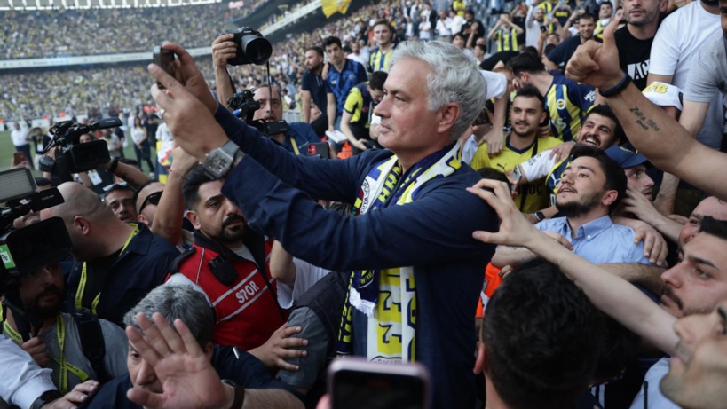 José Mourinho officiellement présenté à Fenerbahçe devant une foule immense José Mourinho officiellement présenté à Fenerbahçe devant une foule immense