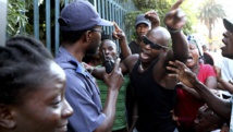 Mouvement de colère près du poste de police de Daveyton, en Afrique du Sud, le 28 février 2013 après la mort du chauffeur de taxi mozambicain. REUTERS/Stringer