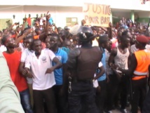 Jets de pierres sur le cortège présidentiel : la police piste une conspiration politique Jets de pierres sur le cortège présidentiel : la police piste une conspiration politique