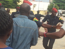 Manifestation du Pds : Les journalistes parqués, gazés et malmenés par la police. Manifestation du Pds : Les journalistes parqués, gazés et malmenés par la police.