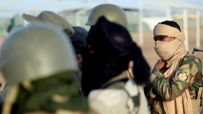 Mali: une vidéo montre un militaire malien éventrant un cadavre pour manger son foie Mali: une vidéo montre un militaire malien éventrant un cadavre pour manger son foie