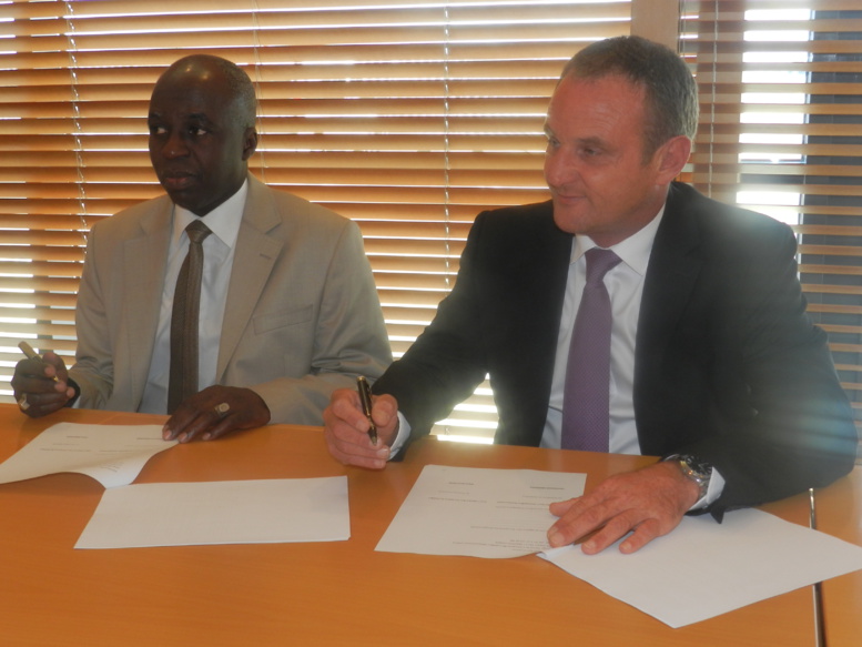 Séance de signature entre messieurs Papa Maël Diop et Emmauel Brehmer Séance de signature entre messieurs Papa Maël Diop et Emmauel Brehmer