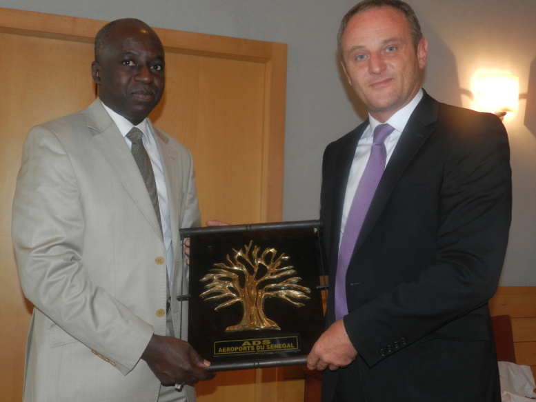 échange de cadeaux entre messieurs Papa Maël Diop et Emmauel Brehmer échange de cadeaux entre messieurs Papa Maël Diop et Emmauel Brehmer