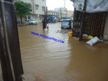 Images Après la pluie, les dégâts à l’unité 6 des Parcelles Assainies Images Après la pluie, les dégâts à l’unité 6 des Parcelles Assainies