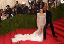Kim Kardashian et Kanye West : Un joli chèque contre leur vidéo privée Kim Kardashian et Kanye West : Un joli chèque contre leur vidéo privée