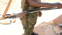 Un membre de l'ancienne rébellion Seleka pose avec son arme à Bambari, en mai 2015. AFP PHOTO / PACOME PABANDJI