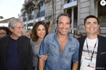 Jean Dujardin, chemise entrouverte et grand sourire : Il provoque la cohue ! Jean Dujardin, chemise entrouverte et grand sourire : Il provoque la cohue !