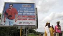 Un panneau dans les rues d'Abidjan rappelant la disparition de Guy André Kieffer, en 2014 Afp / Issouf Sanogo