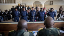 Pour les proches des victimes de l'affaire Chebeya, les policiers qui sont aujourd'hui dans le box des accusés sont des exécutants, mais pas les commanditaires, toujours en fuite. AFP PHOTO / FEDERICO SCOPPA