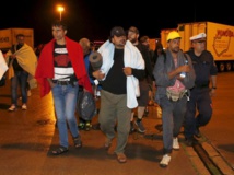 Les premiers migrants arrivent à la frontière autrichienne dans les bus affrétés par la Hongrie