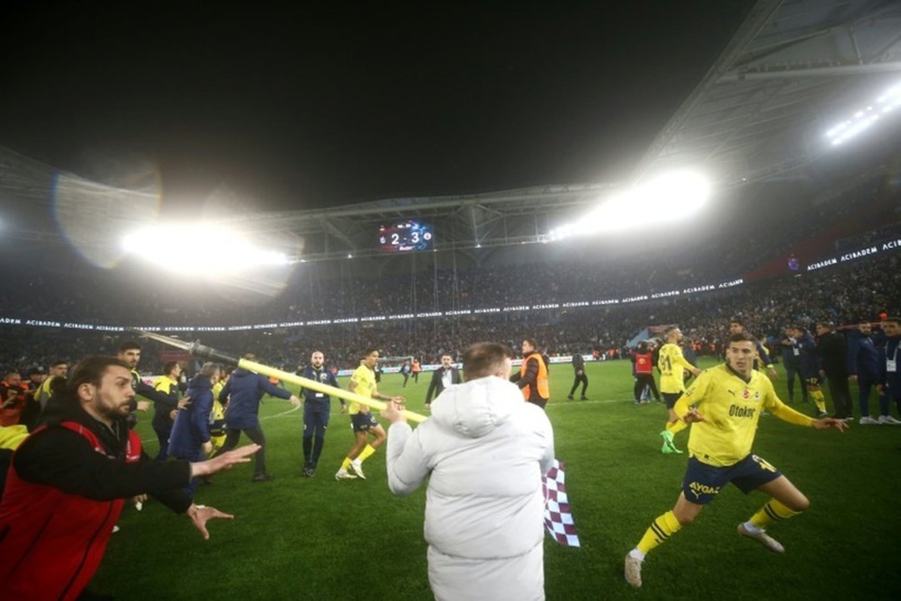 Süper Lig turque : le président du Fenerbahçe agressé par ses propres supporters Süper Lig turque : le président du Fenerbahçe agressé par ses propres supporters