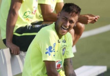 Neymar avertit Dunga, il ne souhaite pas rester plus longtemps sur le banc. Neymar avertit Dunga, il ne souhaite pas rester plus longtemps sur le banc.