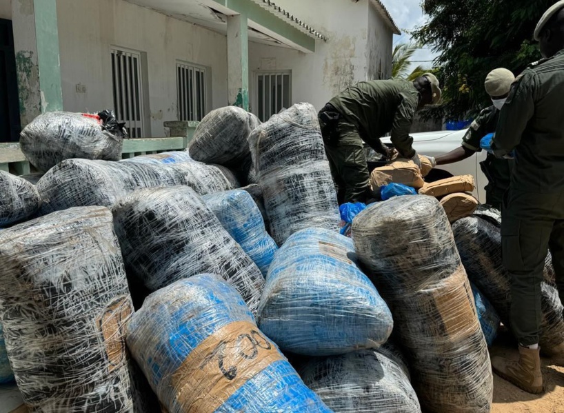 Lutte contre le trafic de drogue : 845 kg de chanvre indien saisis au large de Djifère Lutte contre le trafic de drogue : 845 kg de chanvre indien saisis au large de Djifère