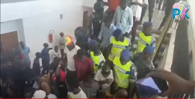 Assemblée nationale : des militants de Pastef refusent de sortir et réclament la libération d'un membre arrêté Assemblée nationale : des militants de Pastef refusent de sortir et réclament la libération d'un membre arrêté