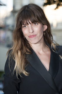 LOU DOILLON SUR SON PÈRE : "IL EST RAIDE... IL M'A BIEN PRÉPARÉE À LA VIE" LOU DOILLON SUR SON PÈRE : "IL EST RAIDE... IL M'A BIEN PRÉPARÉE À LA VIE"