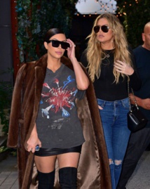 Photos : Kim Kardashian complexée par ses formes "Je cache mes gros bras et mes fesses" ! Photos : Kim Kardashian complexée par ses formes "Je cache mes gros bras et mes fesses" !