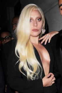 Fashion Week New York : sensuelle, Lady Gaga affiche de nouveau sa bague de fiançailles ! Fashion Week New York : sensuelle, Lady Gaga affiche de nouveau sa bague de fiançailles !