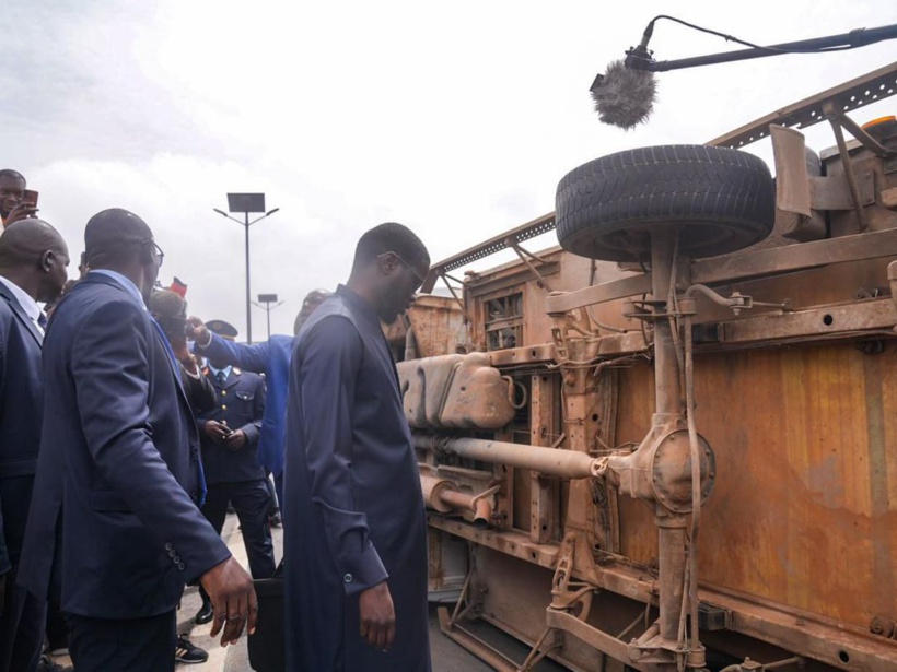 Accident sur l'autoroute : le Président Bassirou Diomaye Faye s'arrête pour s'enquérir de la situation à Mbao Accident sur l'autoroute : le Président Bassirou Diomaye Faye s'arrête pour s'enquérir de la situation à Mbao