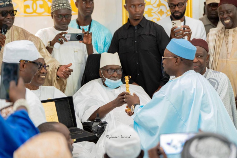 Tivaouane : remise des clés de la Grande mosquée El Hadji Malick Sy au Khalife des Tidianes en présence de Ousmane Sonko Tivaouane : remise des clés de la Grande mosquée El Hadji Malick Sy au Khalife des Tidianes en présence de Ousmane Sonko