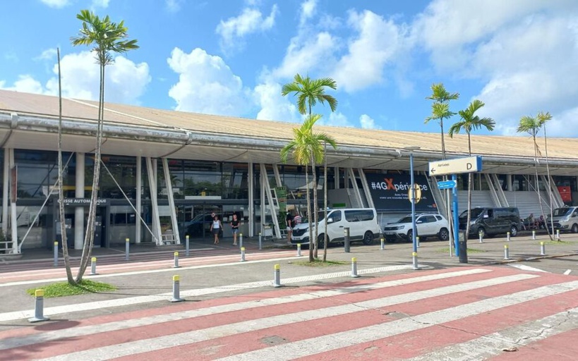 Violences en Martinique: l'aéroport est fermé, plus de 1000 passagers ont été déroutés en Guadeloupe Violences en Martinique: l'aéroport est fermé, plus de 1000 passagers ont été déroutés en Guadeloupe