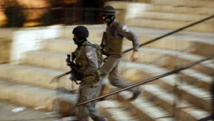 Des policiers se rendent sur les lieux d'une agression au couteau, à Jérusalem, le 3 octobre 2015. AFP PHOTO / AHMAD GHARABLI