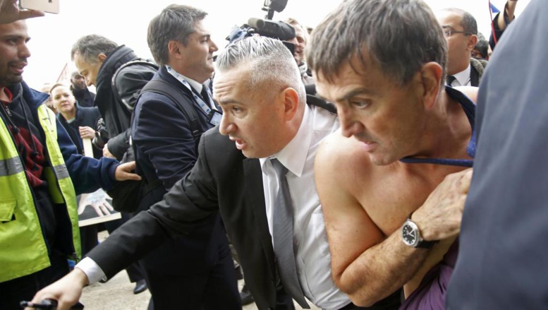 Violences lors du CE d'Air France, la direction va porter plainte Violences lors du CE d'Air France, la direction va porter plainte