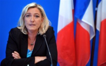 MARINE LE PEN APRÈS SON CLASH AVEC FRANÇOIS HOLLANDE : "C'EST MOI QUI DÉFENDS LA DÉMOCRATIE, PAS LUI MARINE LE PEN APRÈS SON CLASH AVEC FRANÇOIS HOLLANDE : "C'EST MOI QUI DÉFENDS LA DÉMOCRATIE, PAS LUI