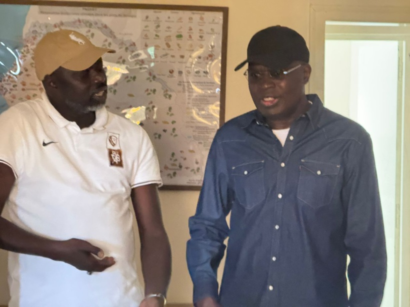 #Législatives2024: le siège de Taxawu Sénégal saccagé, Khalifa Sall sur les lieux pour constater les dégâts #Législatives2024: le siège de Taxawu Sénégal saccagé, Khalifa Sall sur les lieux pour constater les dégâts