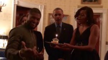 Les Obama chantent "Joyeux anniversaire" à Usher Les Obama chantent "Joyeux anniversaire" à Usher