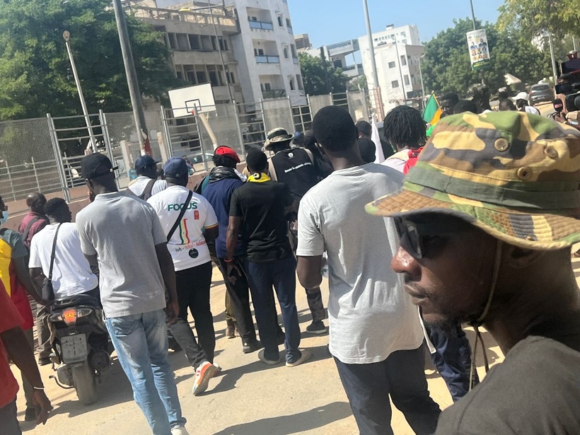 Baobab: Des militants et sympathisants de Sonko assiègent le quartier de Barthélémy Dias Baobab: Des militants et sympathisants de Sonko assiègent le quartier de Barthélémy Dias