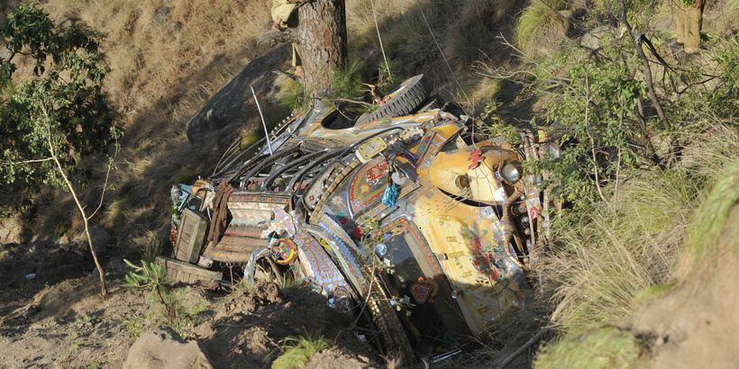 Pakistan : le bus rentrant du mariage tombe dans une rivière, seule la mariée survit Pakistan : le bus rentrant du mariage tombe dans une rivière, seule la mariée survit