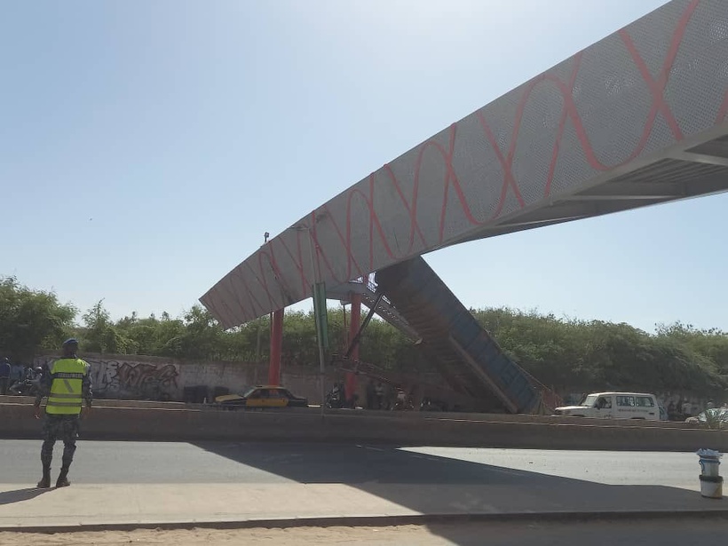 Dakar : la passerelle de Yoff Tonghor percutée par un camion, la route de l'aéroport bloquée Dakar : la passerelle de Yoff Tonghor percutée par un camion, la route de l'aéroport bloquée