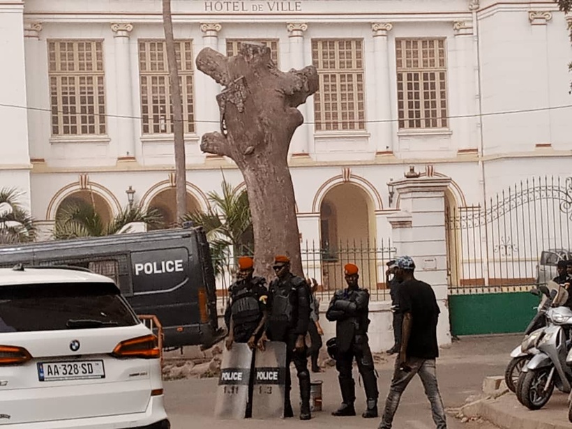 Urgent : la mairie de Dakar barricadée par les forces de sécurité et de défense Urgent : la mairie de Dakar barricadée par les forces de sécurité et de défense