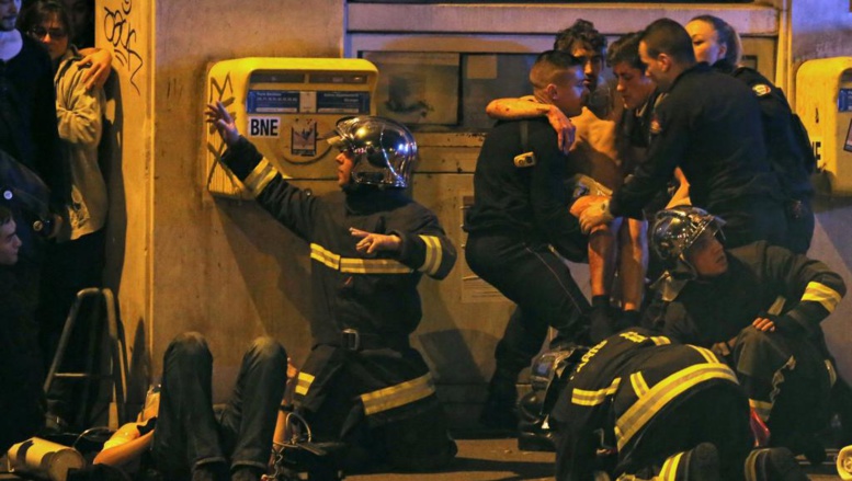 Paris : Au moins 120 morts dans des attaques terroristes vendredi Paris : Au moins 120 morts dans des attaques terroristes vendredi