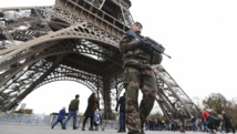 Un militaire français en patrouille devant la Tour Eiffel, le 14 novembre 2015. REUTERS/Yves Herman Un militaire français en patrouille devant la Tour Eiffel, le 14 novembre 2015. REUTERS/Yves Herman