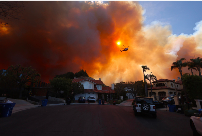 Plusieurs incendies hors de contrôle provoquent des milliers d'évacuations en Californie Plusieurs incendies hors de contrôle provoquent des milliers d'évacuations en Californie