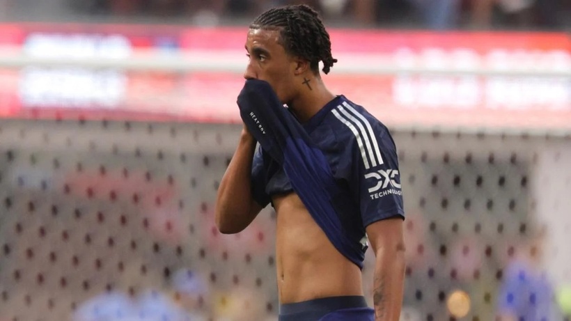 Manchester United : Leny Yoro se fait détruire en Angleterre Manchester United : Leny Yoro se fait détruire en Angleterre