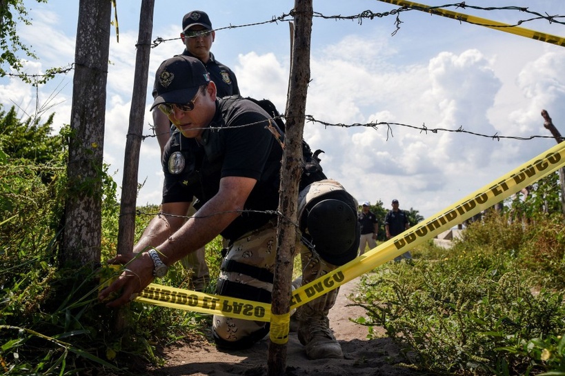 Mexique: 24 corps découverts dans une fosse commune Mexique: 24 corps découverts dans une fosse commune