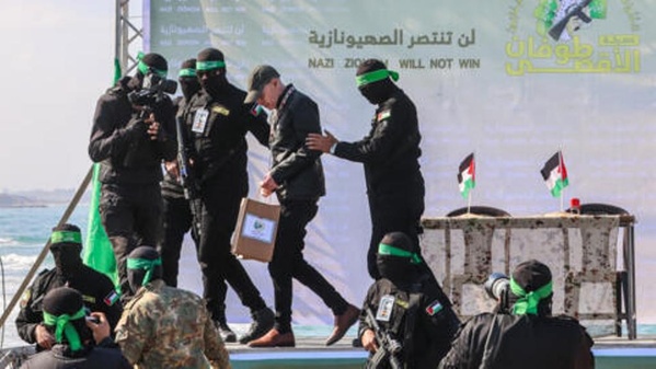 Gaza: trois otages, dont le Franco-Israélien Ofer Kalderon ont été remis au CICR au terme d'un quatrième échange Gaza: trois otages, dont le Franco-Israélien Ofer Kalderon ont été remis au CICR au terme d'un quatrième échange