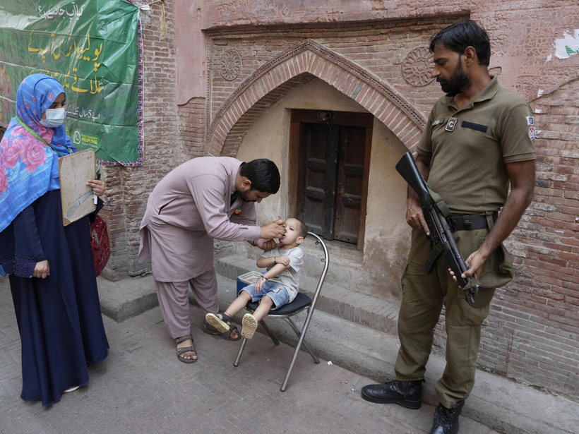 Pakistan: un policier a été tué au lancement de la campagne vaccinale anti-polio Pakistan: un policier a été tué au lancement de la campagne vaccinale anti-polio