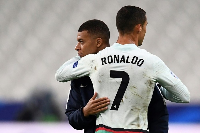 Cristiano Ronaldo conseille Mbappé : "Il doit jouer comme un vrai numéro 9 au Real Madrid" Cristiano Ronaldo conseille Mbappé : "Il doit jouer comme un vrai numéro 9 au Real Madrid"