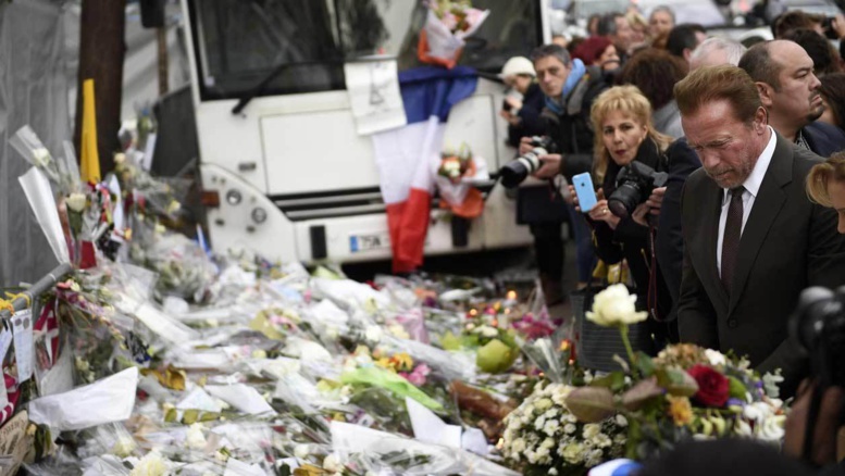 "Paris, je t'aime": Schwarzenegger se recueille au Bataclan